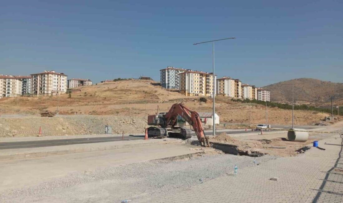 Malatya’da deprem bölgesinde yürütülen yol yapım çalışmaları sırasında göçük meydana