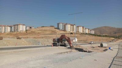 Malatya’da deprem bölgesinde yürütülen yol yapım çalışmaları sırasında göçük meydana