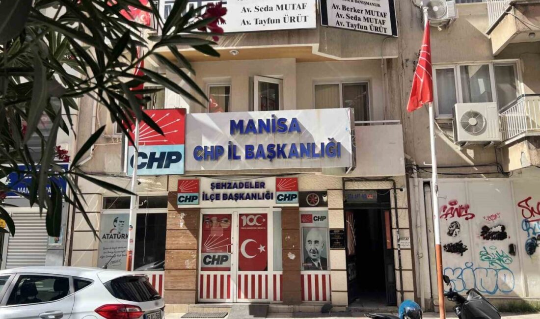 Cumhuriyet Halk Partisi (CHP) Manisa İl Başkanlığı binasında iki parti