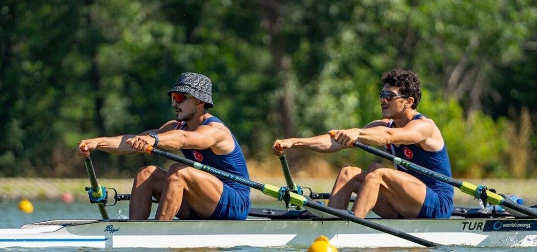 Fenerbahçeli milli kürekçiler Alper Şevket Eren ile Halil Kaan Köroğlu,