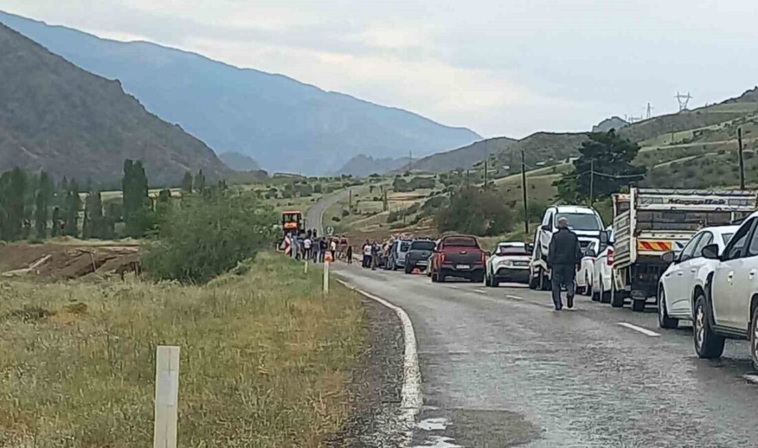 Erzurum’un Oltu ilçesinde etkili olan sağanak yağış, sele neden oldu.
