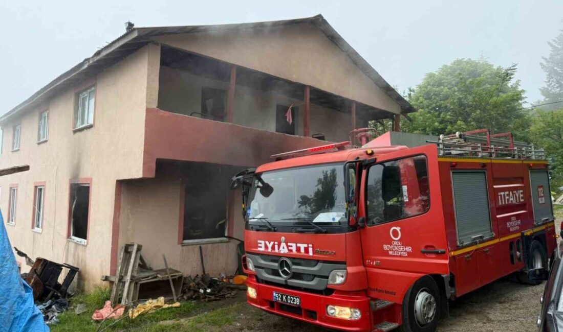 Ordu’nun Ulubey ilçesinde 2 katlı evde çıkan yangın, itfaiye ekiplerinin