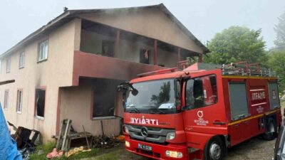 Ordu’nun Ulubey ilçesinde 2 katlı evde çıkan yangın, itfaiye ekiplerinin