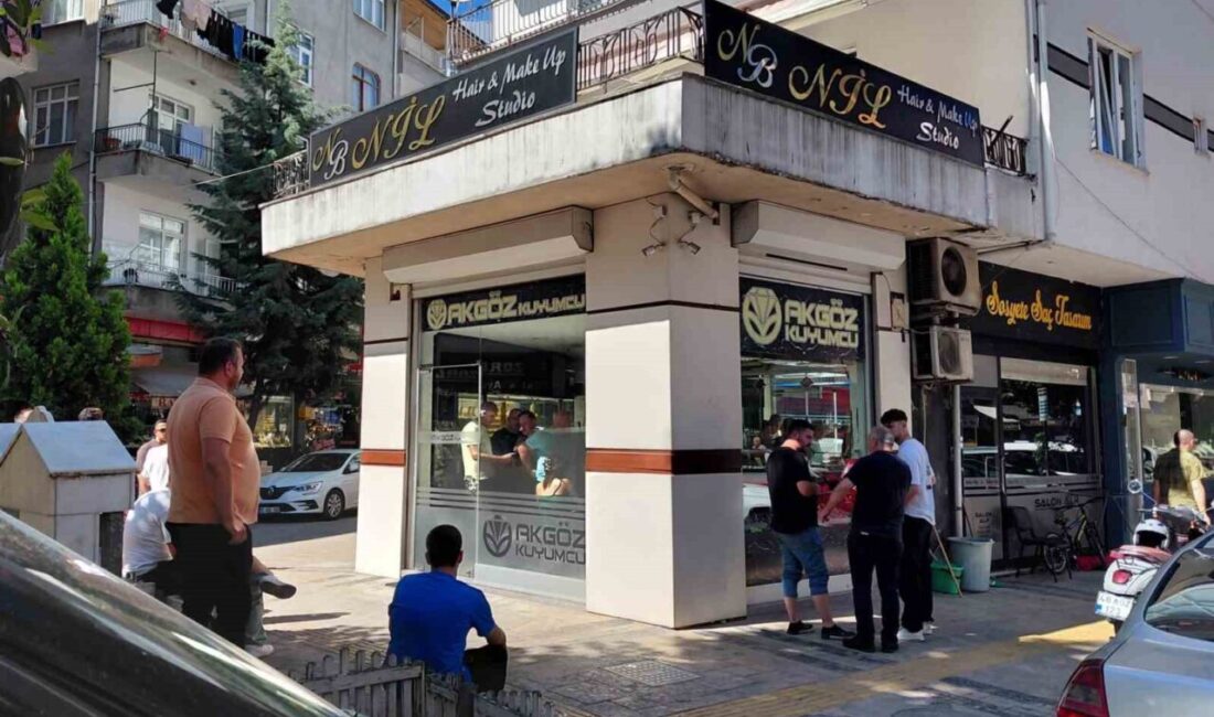 Ordu’nun Ünye ilçesinde bir kuyumcudan çaldıkları küpeleri bozdurup, parasıyla başka