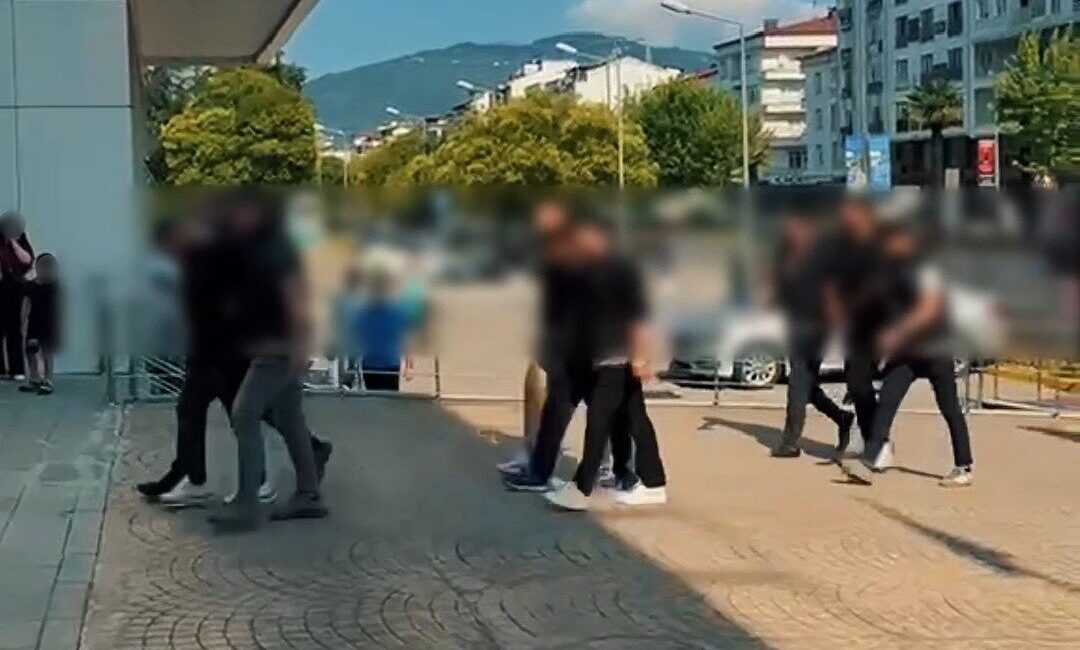 Ordu’da polis ekiplerince sokak satıcılarına yönelik düzenlenen eş zamanlı operasyonda