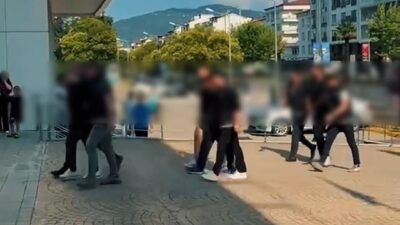 Ordu’da polis ekiplerince sokak satıcılarına yönelik düzenlenen eş zamanlı operasyonda