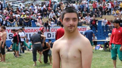 Erzurum’un Olur ilçesinde düzenlenen Akdağ Karakucak Güreşleri’nde duygusal anlar yaşandı.