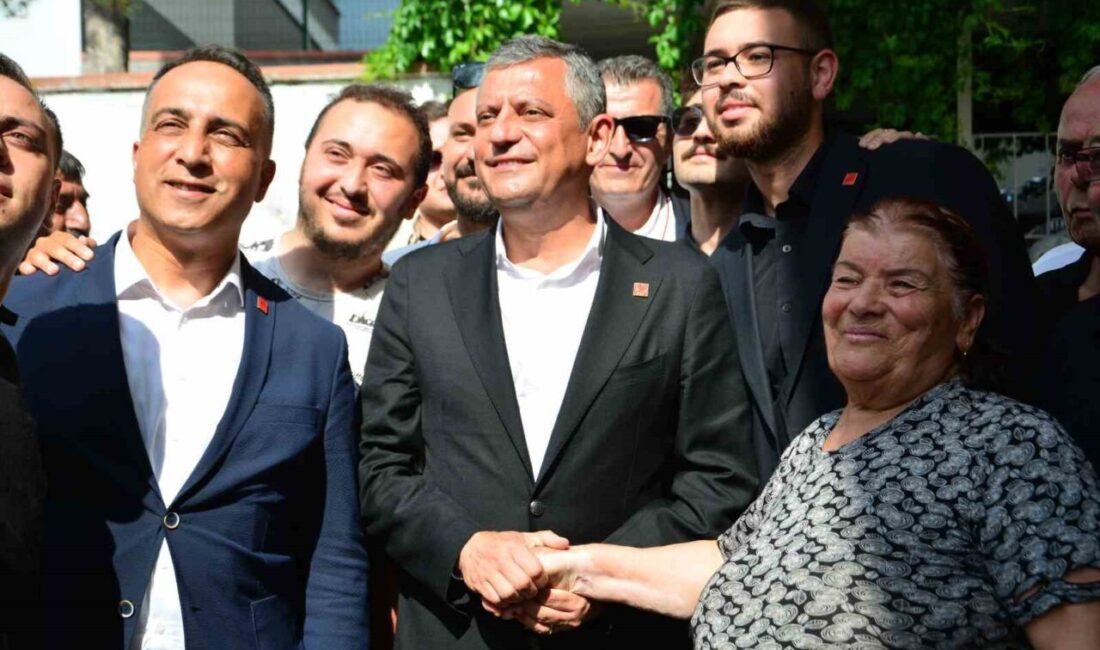 Cumhuriyet Halk Partisi (CHP) Grup Başkanı Özgür Özel, babasını kaybeden