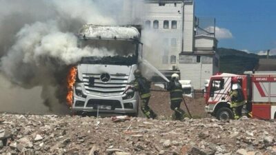 Kocaeli’nin Körfez ilçesinde tır parkında park halinde bulunan çekici, alevlere