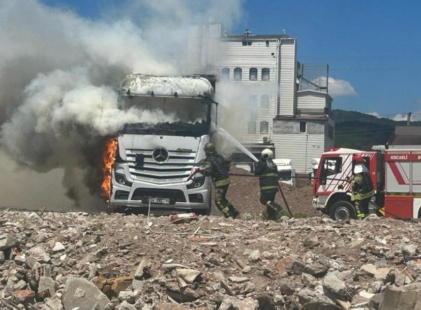 Kocaeli’nin Körfez ilçesinde tır parkında park halinde bulunan çekici, alevlere