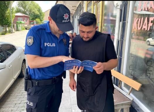 Ardahan İl Emniyet Müdürlüğü ekipleri, toplumda farkındalığın artırılması amacıyla vatandaşlara