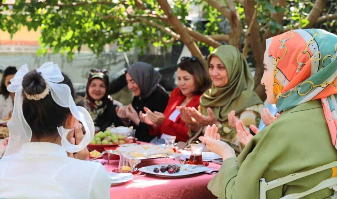 Erzincan Valisi Hamza Aydoğdu’nun eşi Emine Aydoğdu ve beraberindeki protokol