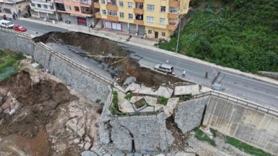 Rize’de merkezde 2 binanın tahliyesine sebep olan göçük havadan görüntülendi.