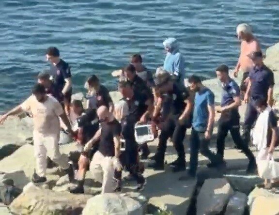 Rize’de serinlemek için girdiği denizde boğulma tehlikesi geçiren 15 yaşındaki