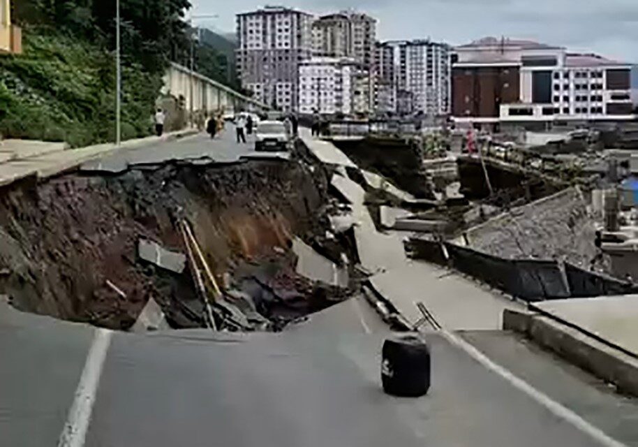Rize’de merkezde yol çökmesi sonucu yolun üst kısmında bulunan 2