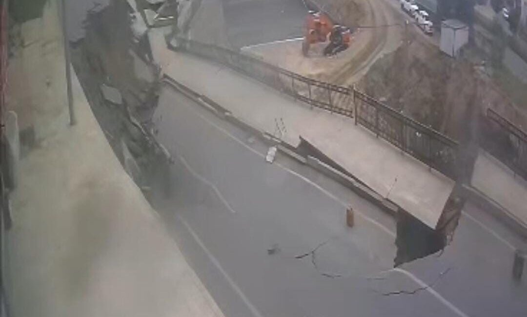 Rize’de merkezde 2 binanın tahliyesine sebep olan yolun çökme anı