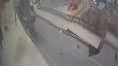 Rize’de merkezde 2 binanın tahliyesine sebep olan yolun çökme anı