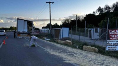 Sakarya’nın Adapazarı ilçesi D 650 karayolunda saman yüklü tır ile