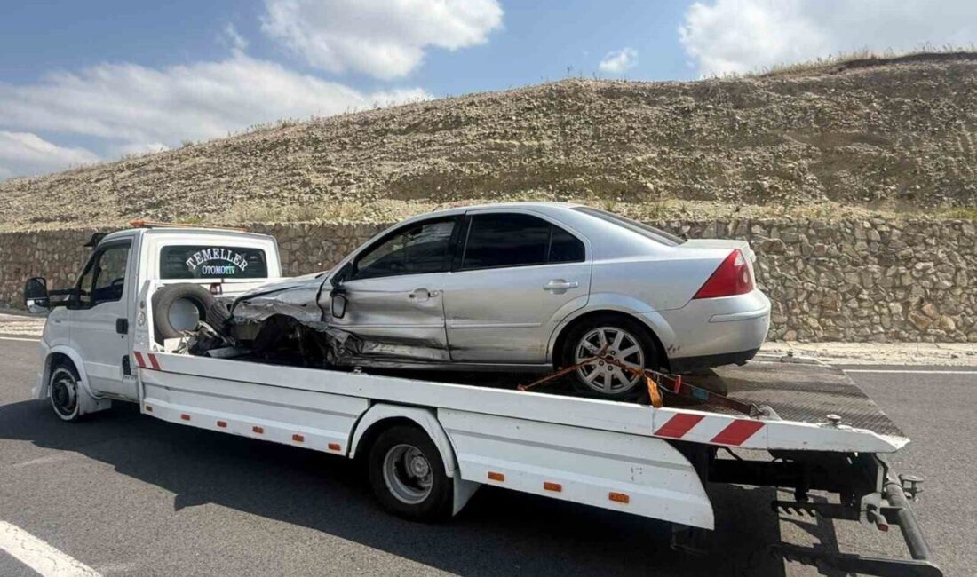 Sarıkamış’ta meydana gelen trafik kazasında, seyir halindeki otomobilin refüje çarpması