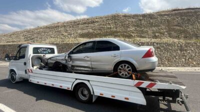 Sarıkamış’ta meydana gelen trafik kazasında, seyir halindeki otomobilin refüje çarpması