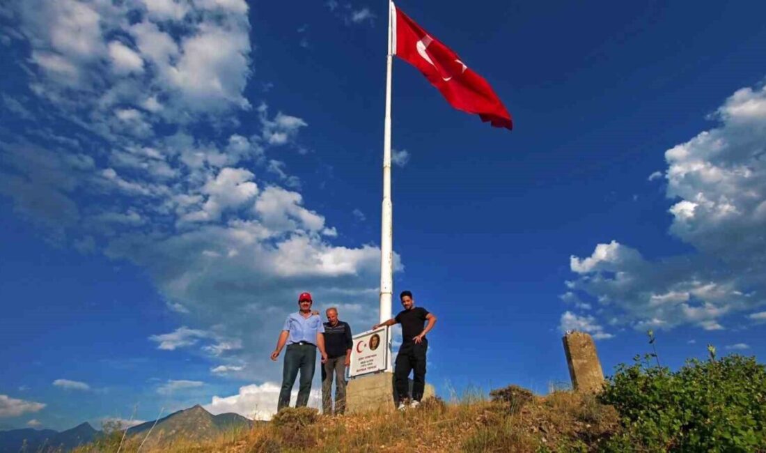 Erzurum’un Tortum ilçesinde “Bayrak Adam” olarak tanınan Feyzullah Coşkun, 1993