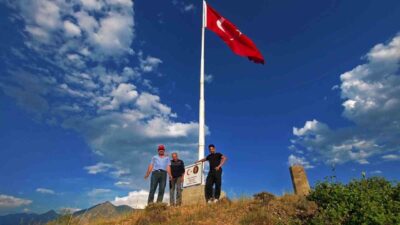 Erzurum’un Tortum ilçesinde “Bayrak Adam” olarak tanınan Feyzullah Coşkun, 1993