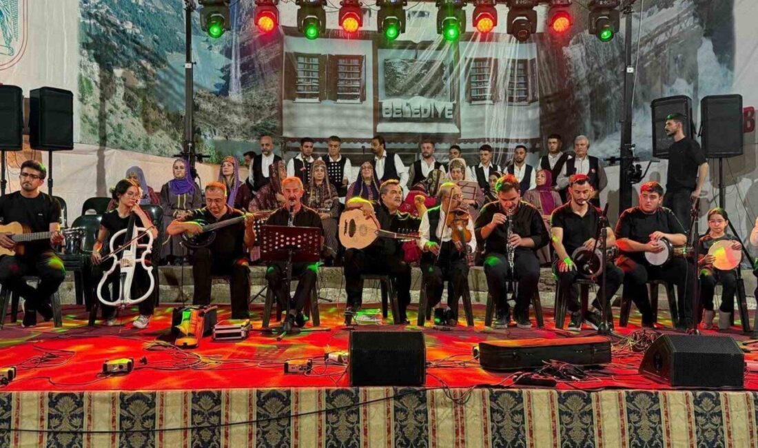 Kemaliye’de düzenlenen şenlik kapsamında “Sıladan Gurbete Eğin Fasılı” programı, renkli