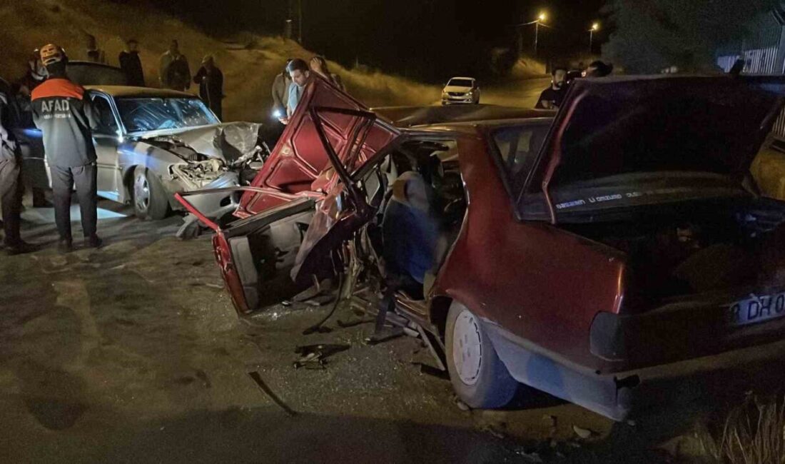 Sivas’ta iki otomobilin çarpıştığı kazada 15 yaşındaki çocuk hayatını kaybederken,