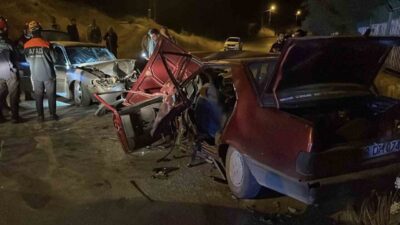 Sivas’ta iki otomobilin çarpıştığı kazada 15 yaşındaki çocuk hayatını kaybederken,