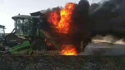 Sivas’ın Akıncılar ilçesinde hasat sırasında alev alan biçerdöver, itfaiye ekiplerinin