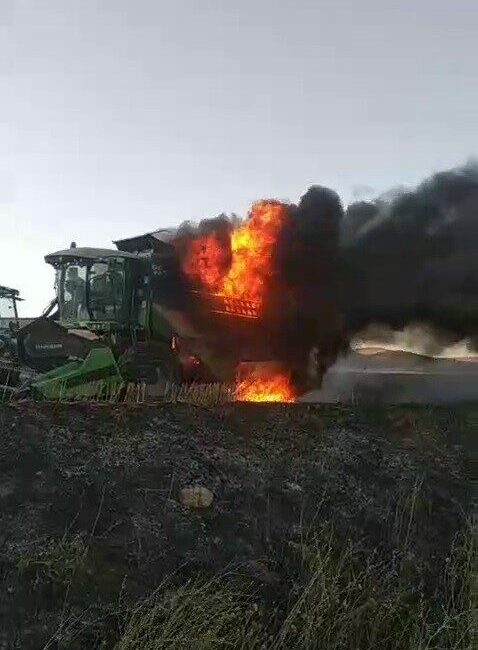 Sivas’ın Akıncılar ilçesinde hasat sırasında alev alan biçerdöver, itfaiye ekiplerinin