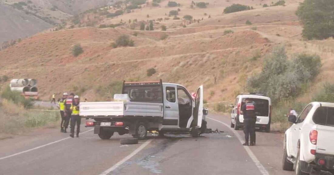 Sivas’ın Divriği ilçesinde şerit ihlali iddiasıyla meydana gelen trafik kazasında