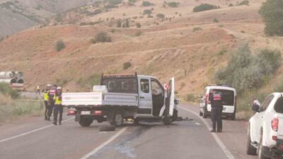 Sivas’ın Divriği ilçesinde şerit ihlali iddiasıyla meydana gelen trafik kazasında