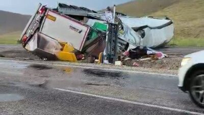 Sivas’ın Gürün ilçesinde yağmur nedeniyle kayganlaşan yolda tırın devrilmesi sonucu