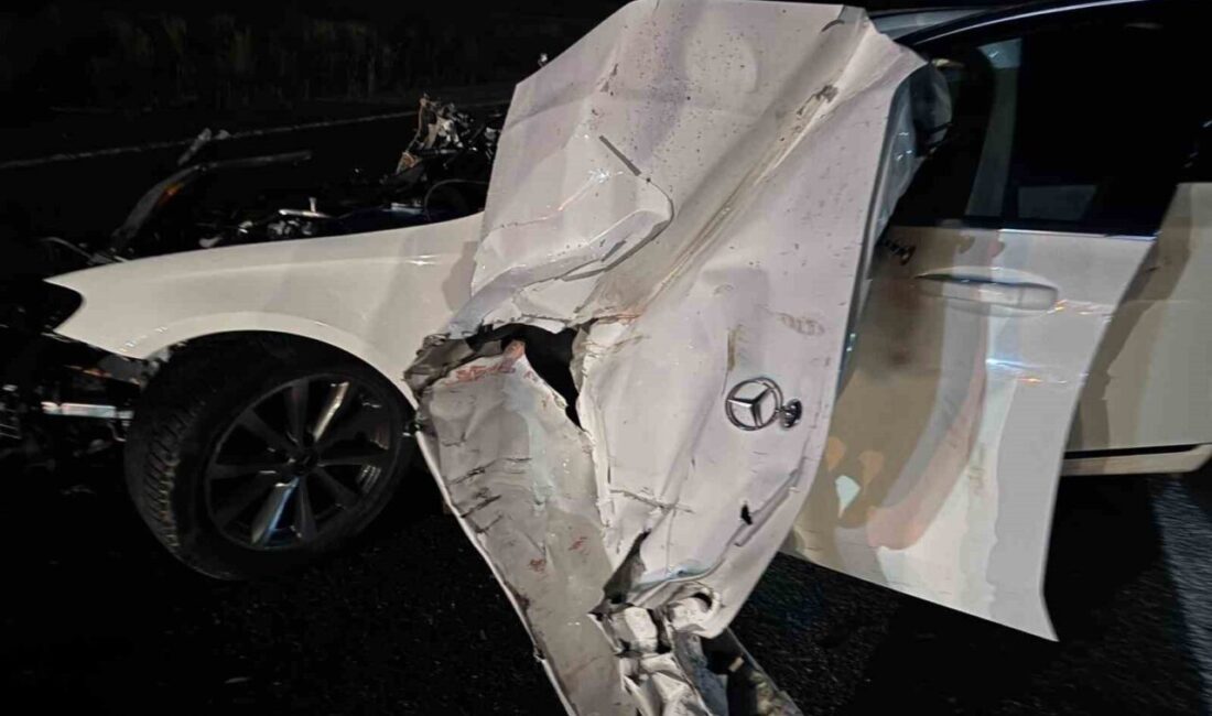 Sivas’ın Altınyayla ilçesinde traktörün römorkuna çarpan Mercedes marka otomobil adeta