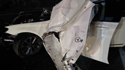Sivas’ın Altınyayla ilçesinde traktörün römorkuna çarpan Mercedes marka otomobil adeta