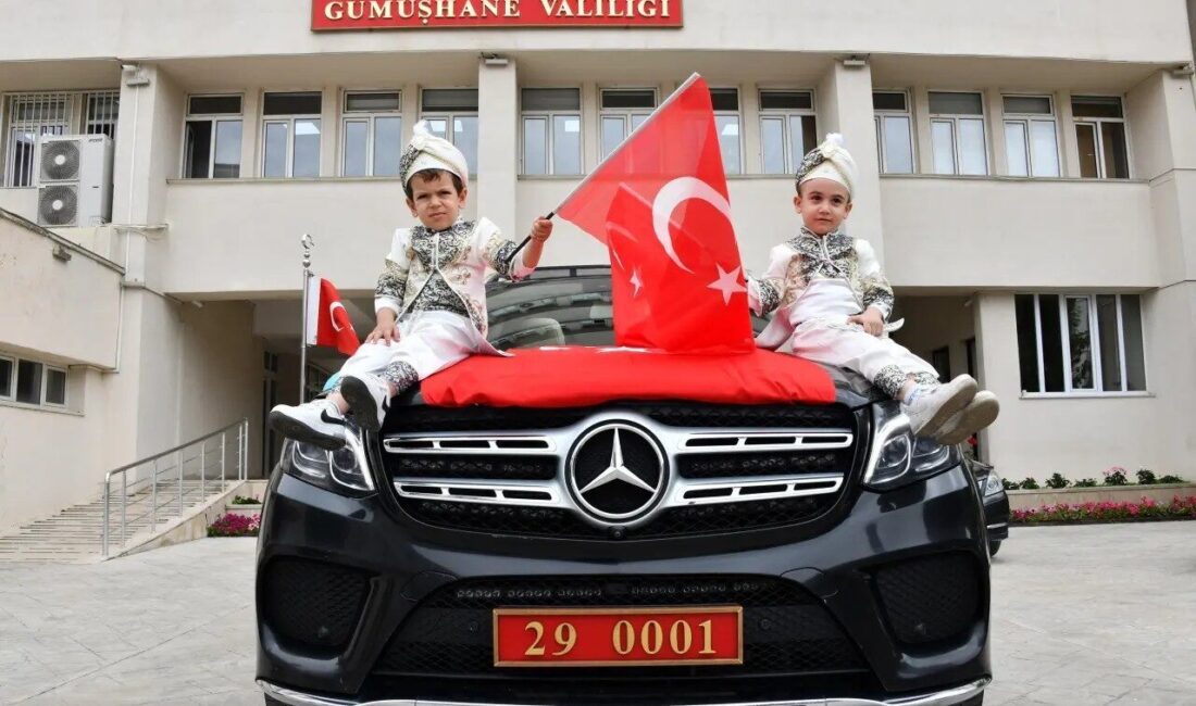 Gümüşhane’de düzenlenen geleneksel Sünnet Şöleni’nde sünnet çocukları, Vali Cevdet Atay’ın