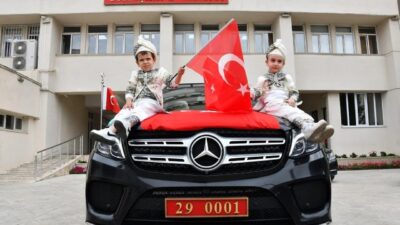 Gümüşhane’de düzenlenen geleneksel Sünnet Şöleni’nde sünnet çocukları, Vali Cevdet Atay’ın