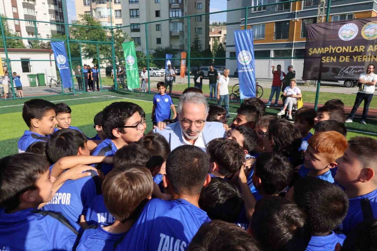 Talas Belediyespor Yaz Spor Okulları’nın açılışı coşkulu bir programla gerçekleştirildi.