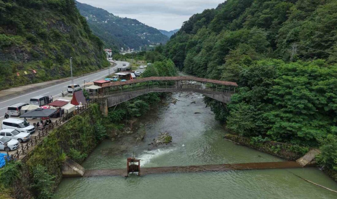 Trabzon-Çaykara Karayolu üzerinde bulunan tarihi ’Kiremitli Köprü’ yoldan geçen yerli
