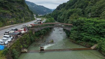 Trabzon-Çaykara Karayolu üzerinde bulunan tarihi ’Kiremitli Köprü’ yoldan geçen yerli