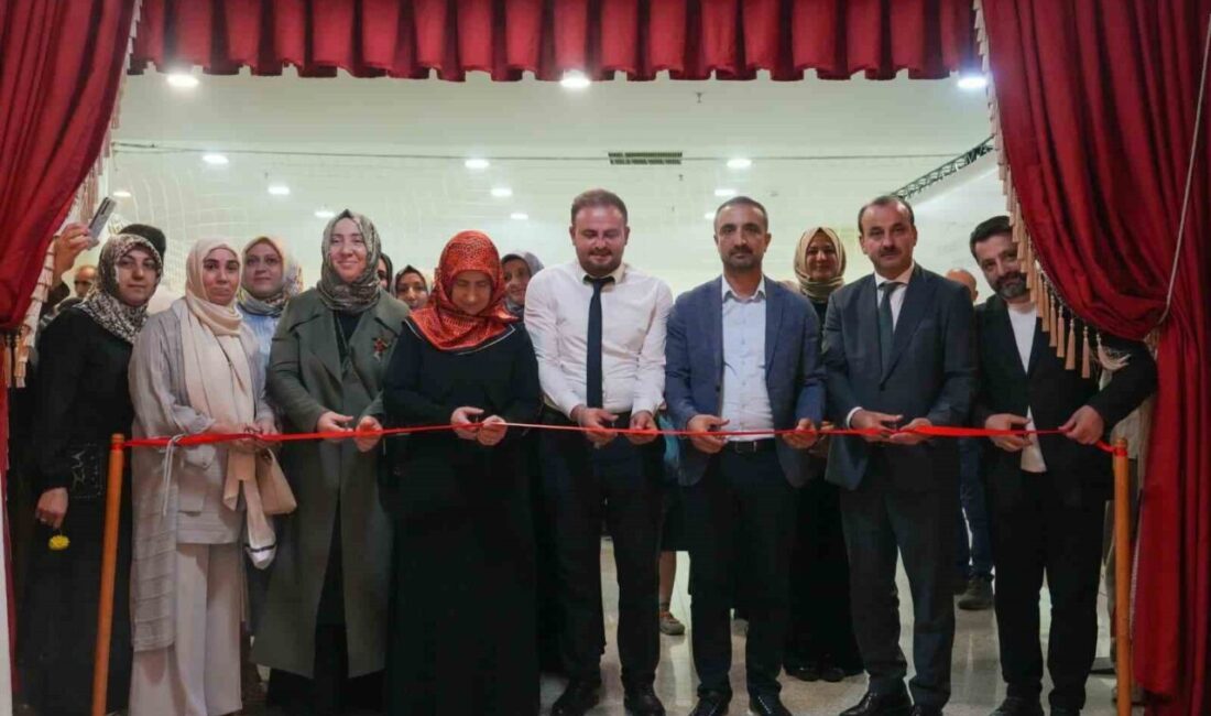 Tezhip Sanatçısı Selma Berber ve öğrencilerinin hazırladığı sergi sanatseverlerle buluştu.