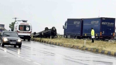 Kastamonu’nun Tosya ilçesinde sağanak nedeniyle kayganlaşan yolda kontrolden çıkarak takla