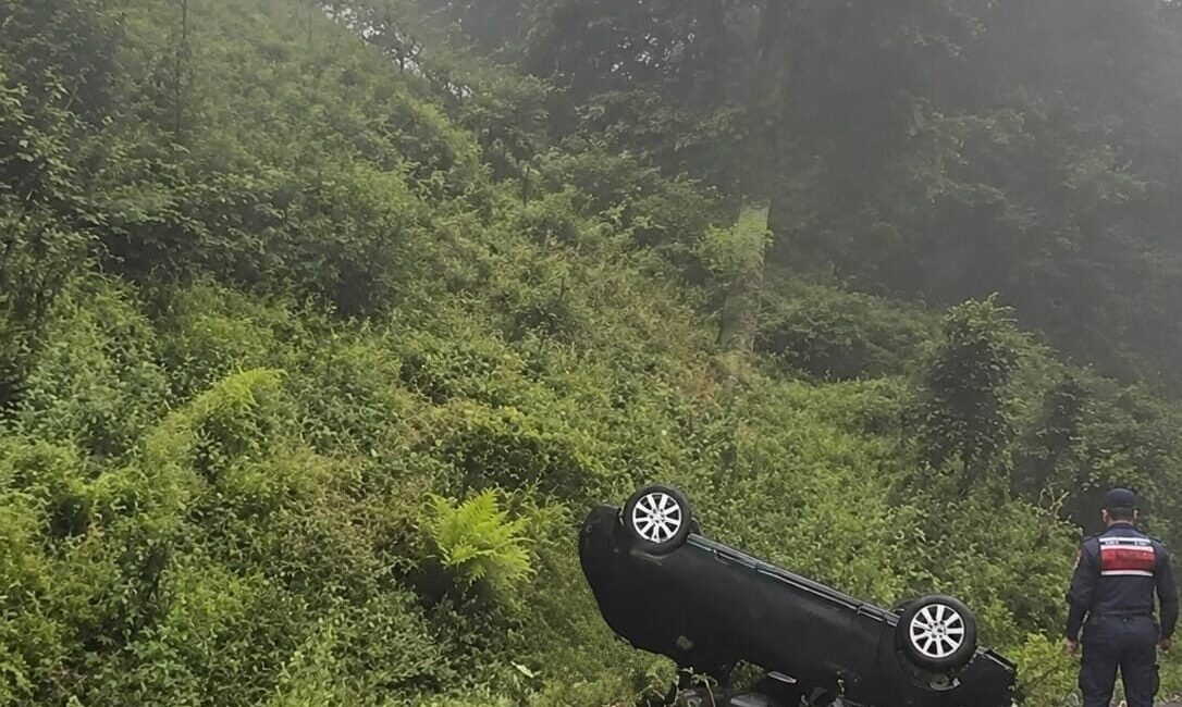 Trabzon’un Akçaabat ilçesinde kontrolden çıkan otomobilin uçuruma yuvarlanması sonucu meydana