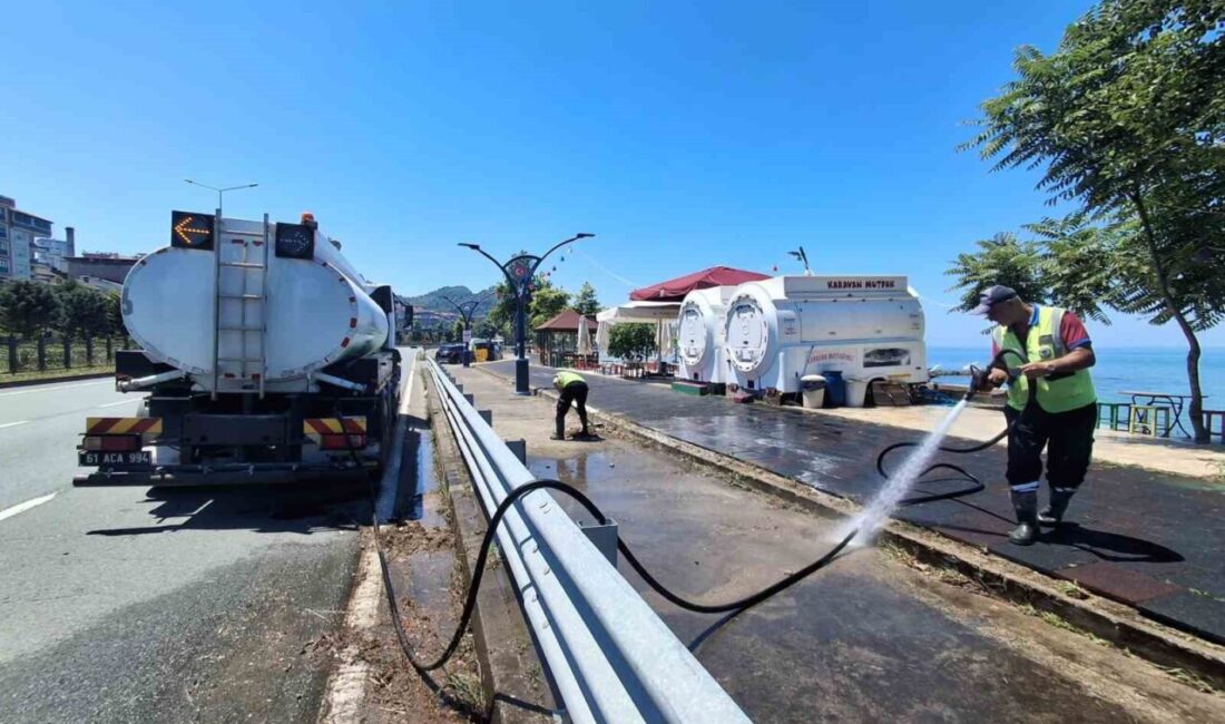 Trabzon Büyükşehir Belediyesi ekipleri, cadde, sokak ve sahillerde yaz temizliği