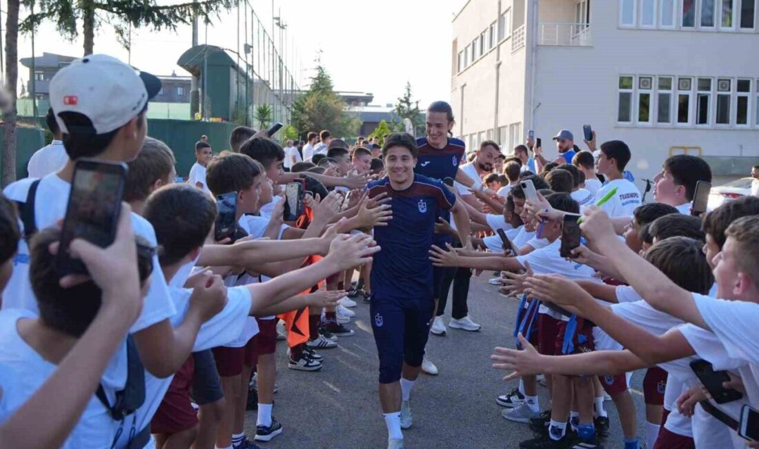 Trabzonspor, yeni sezon hazırlıklarını akşam saatlerinde yaptığı antrenmanla sürdürürken, bordo-mavililerin