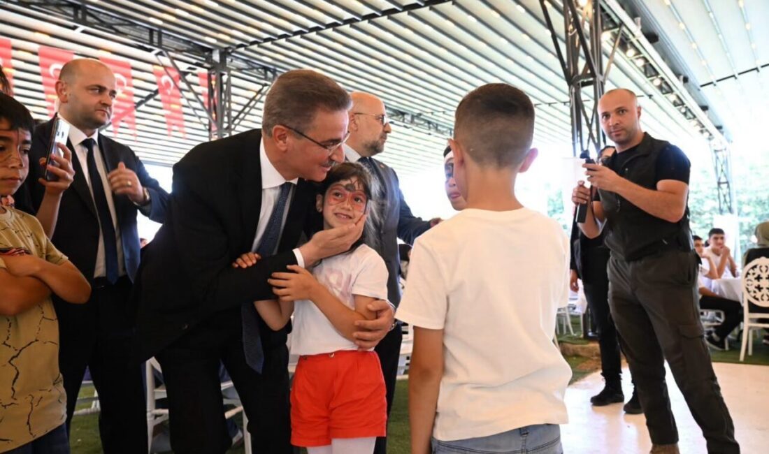 Erzurum Valisi Aydın Baruş, vakıf bursiyeri öğrenciler ve aileleri için