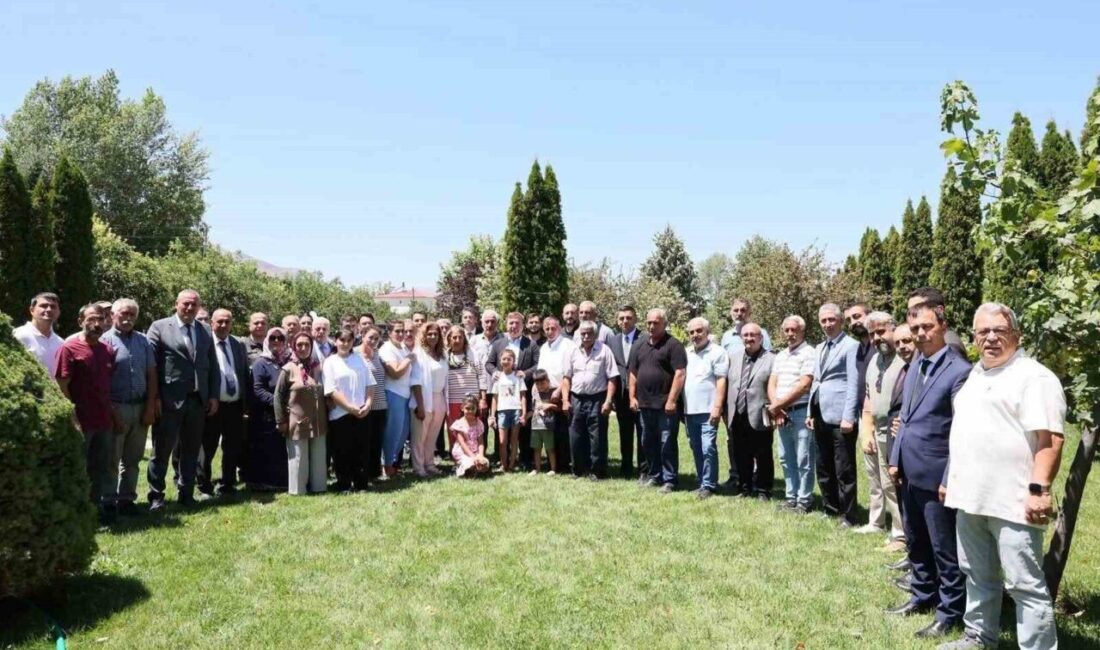 Erzincan Valisi Hamza Aydoğdu, merkez Çatalören Köyü’nü ziyaret ederek vatandaşlarla