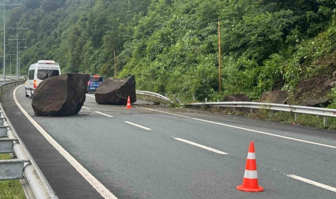 Rize’de yamaçtan kopan iki dev kaya parçası Karadeniz Sahil Yolu’na