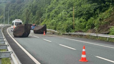 Rize’de yamaçtan kopan iki dev kaya parçası Karadeniz Sahil Yolu’na